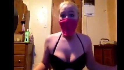 Une fille masquée de Bandana twerke