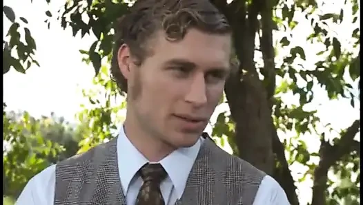 Шлюховатую милфу-блондинку трахнули на улице и камшот на киску от большого члена