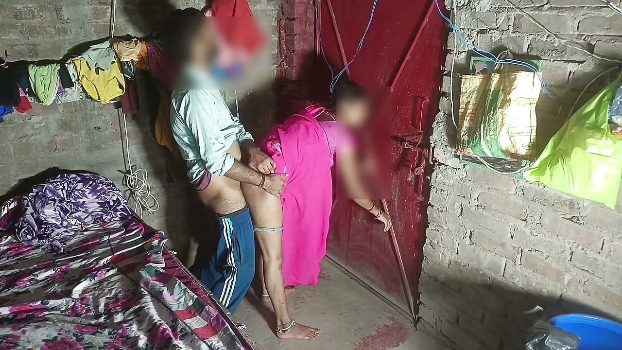 Sexe secret en plein jour, le beau-frère est entré dans la chambre de sa belle-sœur et l'a convaincue, puis il a sucé ses tétons, a choisi sa belle-sœur, elle a atterri sur la queue et s'est mise debout face au docteur.