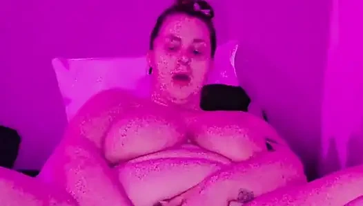 Толстушка раздвигает свою киску для ее машины