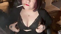 Brytyjska tarta tina snua holowniki na jej dziarskich sutkach i łańcuchu pali 2 papierosy - duże cycki bbw spełniają rok palenia fetysz