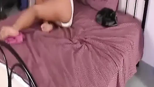 Esmer kadın ıslak amcığını açıyor ve parmaklıyor