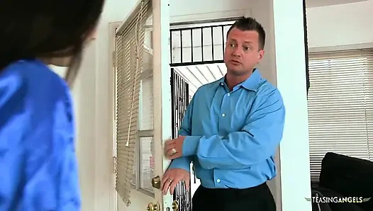 Bapak kos puas saat pemandu sorak sange ngentot kontolnya dan telan sperma hangatnya