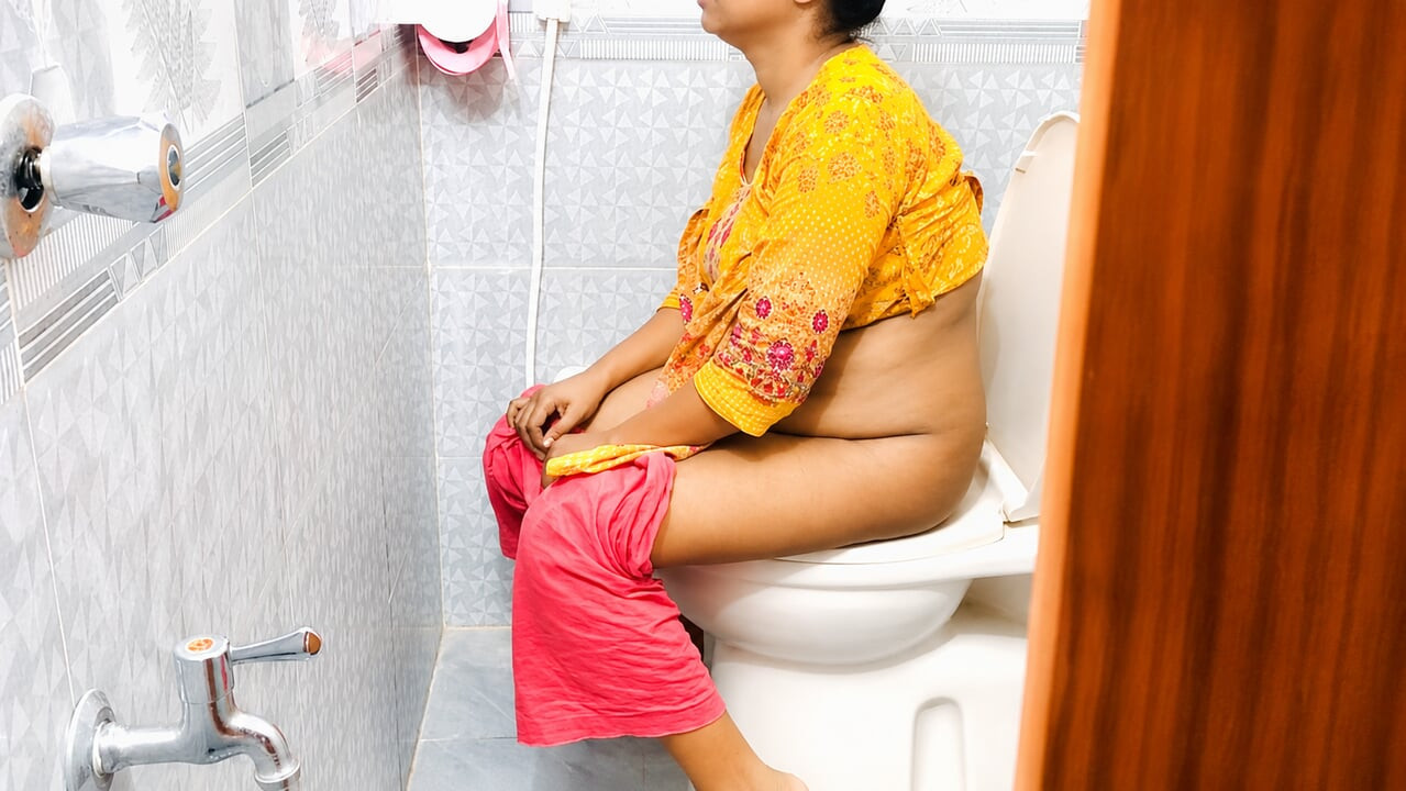 Bangladeschische stiefmutter ging auf die toilette und sie schließt die tür nicht,