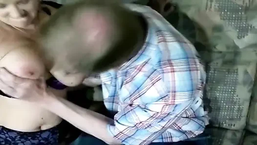 Французскую шлюху-блондинку трахнули на улице перед камшотом на лицо