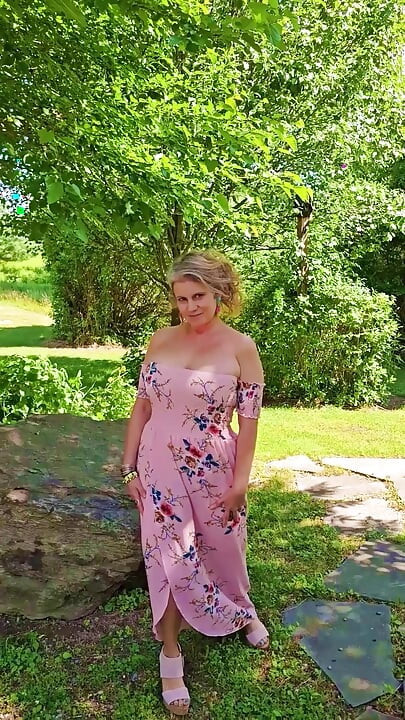 BIG MATURE MOMMY TITTY outdoor clips from my ONLYFAN Page released