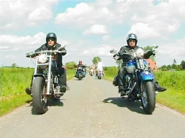 Șeful Motociclistilor Gang invită dansatoare exotice cu ochi slăbiți și pepeni mari togive cuplu de ei un plumb