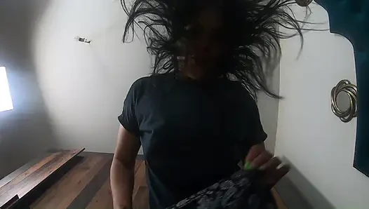 Azgın orta yaşlı seksi kadın bakış açısıyla azdırıyor. Büyük memeler, edepsiz düşünceler ve yaramaz solo oyun