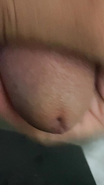 In the bathroom, there was a cock that was getting an erection, only knowing how to endure it, not having to do it