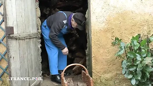 Stadtschlampe mit dicken titten messe mit dem falschen landwirt