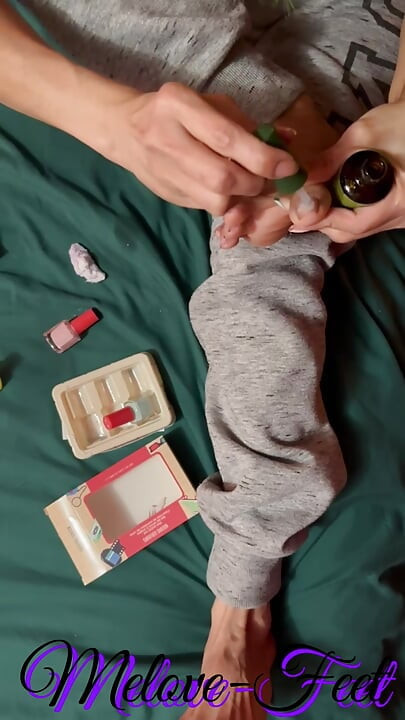 Melove maakt haar tenen schoon en doet haar nagels