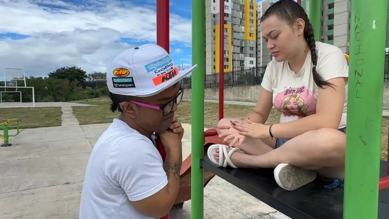 Aku menemukan gadis yang sedih di taman dan akhirnya menghiburnya dengan kontolku yang kaya raya dan keras
