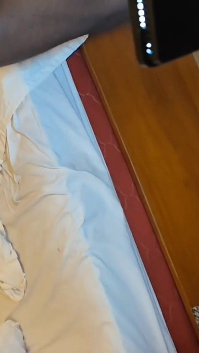 Moj prijatelj me pozove u svoju kuću, onda mi stavi svoj ogromni, debeli crni kurac u usta, a zatim me zamoli da se sjednem na sve... | Isječak 1