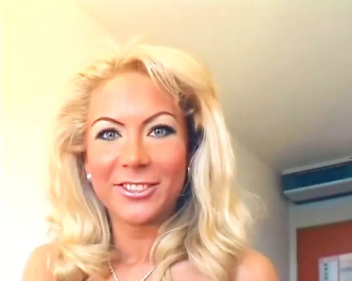 Blond tysk milf onanerar med en banan