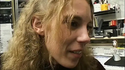 Blondine macht es während der arbeitszeit