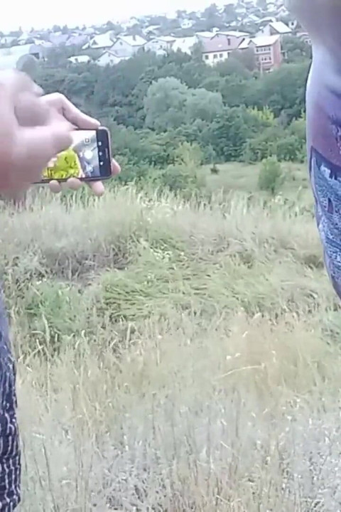 Ich masturbiere einen schwanz im park und komme in den mund einer hure