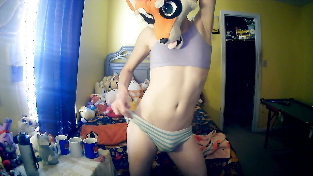 Femboy Foxxo skida se u prugastim gaćicama
