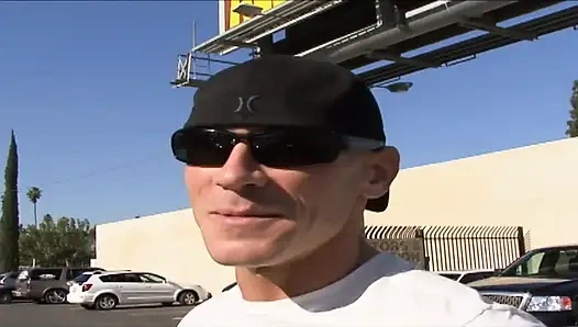 Tavlanan orta yaşlı seksi kadın sikiliyor ve yüzüne boşalma