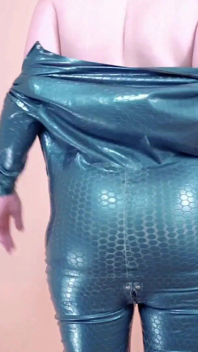 Unvergesslicher moment vom "tragen eines latex-catsuits"