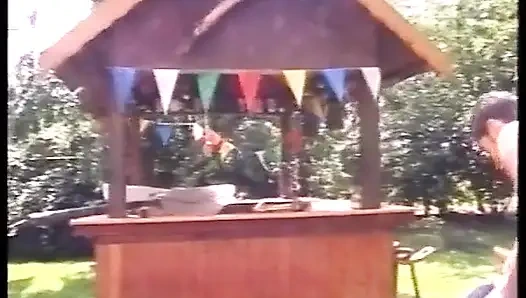 Alman sürtük sıkı anal deliğini sikiyor