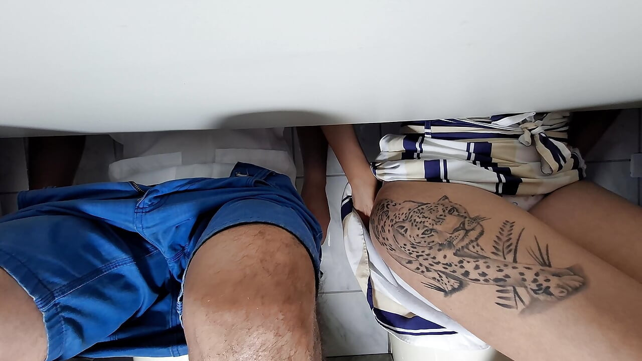 La clase fue muy aburrida, así que decidimos masturbarnos.