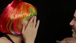 Tóc giả đầy màu sắc trên khuôn mặt!