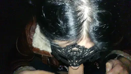 Istri seksiku nyepong kontolku di taman!