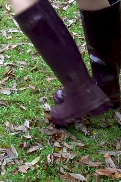 Welly Sploshing em botas e sem calcinha!
