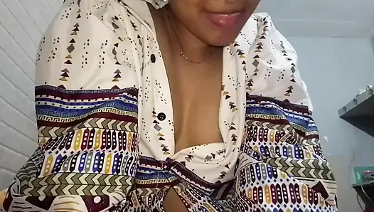 INDIAN BEAUTY QUEEN SHOWING HER BODY TO BOYFRIEND ACCIDENTLY VIDEO  GOME ON INTERNET