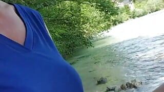 Openbaar orgasme met spuiten bij de rivier