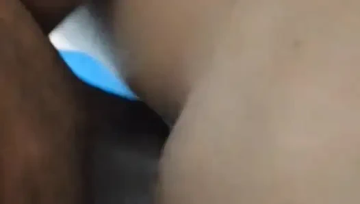 Sıkı minik amcığı sikiyor ve vücuda boşalıyor