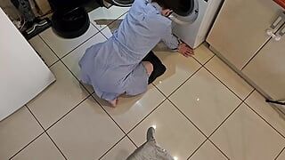 Mijn stiefzus komt vast te zitten in de wasmachine en ik maak van de gelegenheid gebruik om haar te neuken
