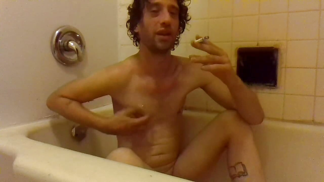 Cabelo do couro peludo e corpo nu revestido em meu próprio xixi