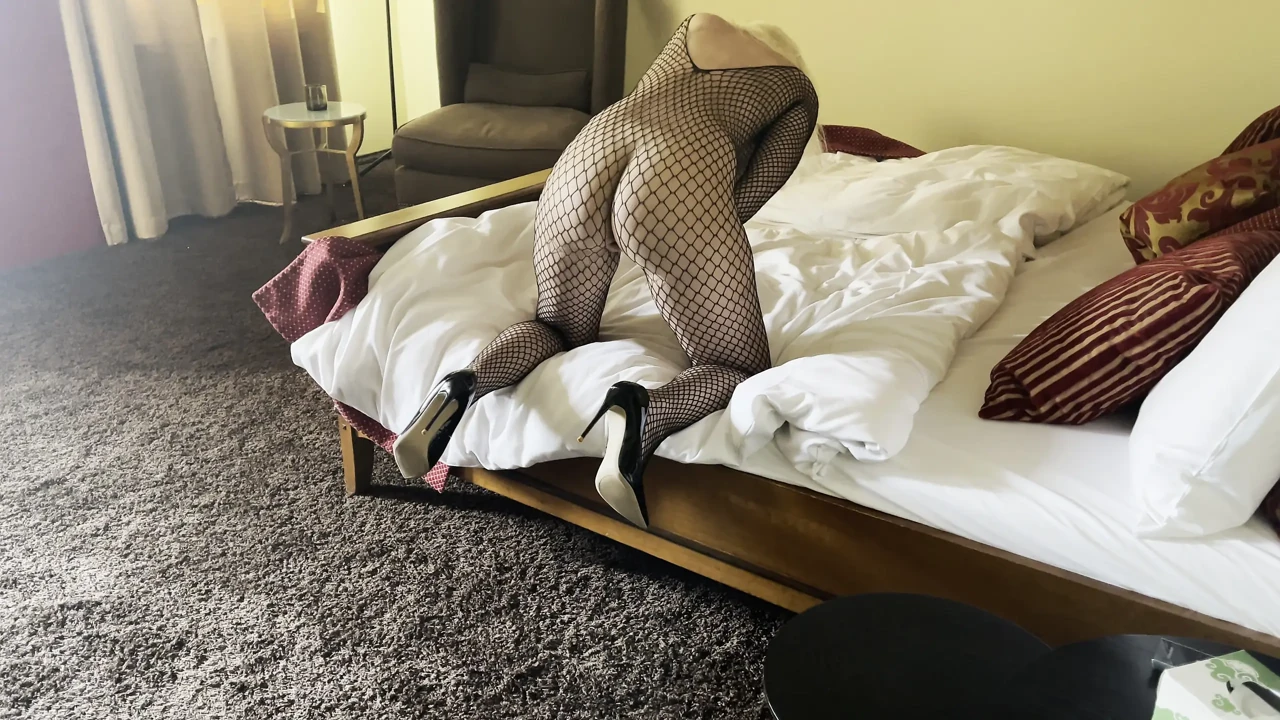 MILF in the cheap hotel the butt plug sits!