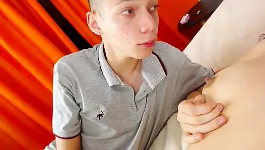 Bizi rahat bıraktıklarında üvey annemin göğüslerini emiyor