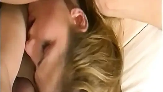 Zwei blondinen spreizen und necken sich gegenseitig tief