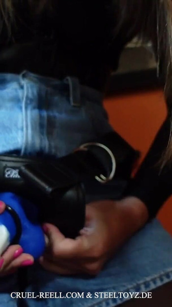 Moment emoțional de la "Ultimate Plăcere cu Cruel Reell: Universal Heavy Duty Harness de Steeltoyz"