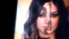Mila Kunis bedeckt Cover-Gesicht