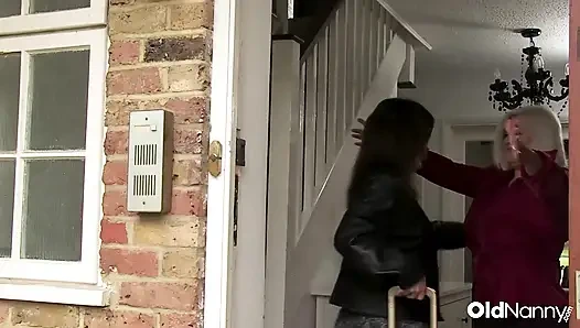 Oldnanny - azgın olgun lezbiyenler ev turu sırasında eğleniyor