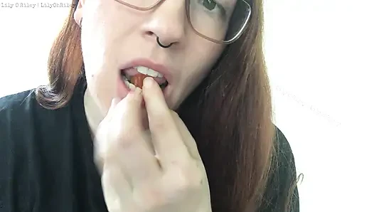 Konsumsi Beruang Gummy dengan Suara Mulut