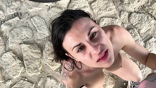 Billie Star yabancı tarafından alınıyor ve arabada sikiliyor.