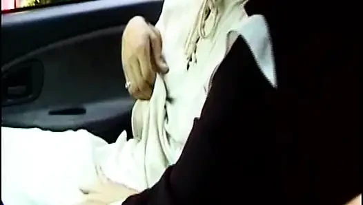 Esmer Alman ateşli anne bebek fetiş sahnesinde sikiliyor