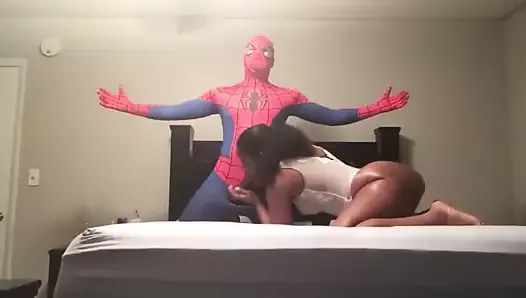 黒スパイダーマンがセックスビデオの巨尻黒人ビッチをファック