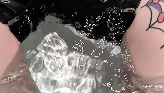 Islak çizme fetişi ve giyinik kirli sırrımı kötü bir randevudan sonra banyo yapıyor