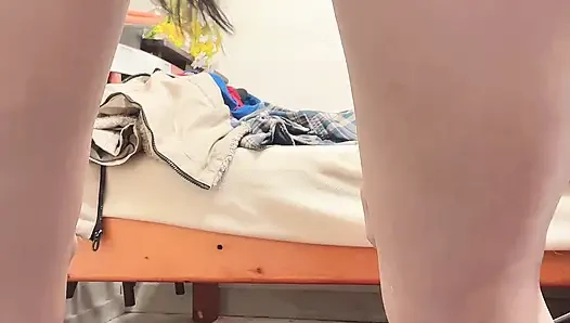 Cewek seksi ini kencing di memek aduhainya sampai kencing!