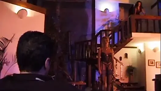 Isabella ve Kata iki kadın bir erkek üçlü grup seks sırasında atm oral seks yapıyor