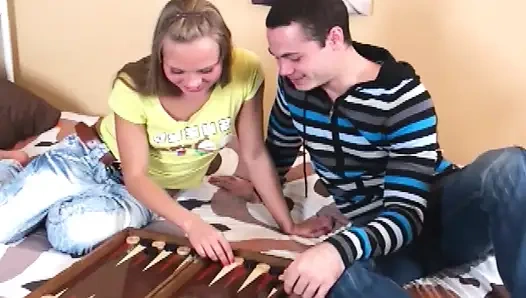 Junge schlampe nimmt massive ladung tief in ihre muschi