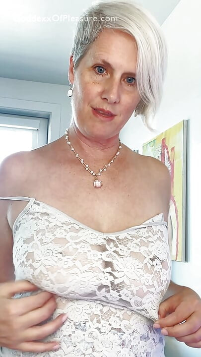 Milf le dio a su jefe una instrucción de paja para que le ayudara con su problema de trabajo
