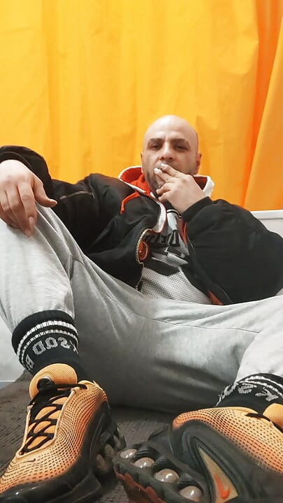 Dj-fratele pălărie fără bani și fără stare de spirit, dar șosete murdare.mmm Este ca adrenalina