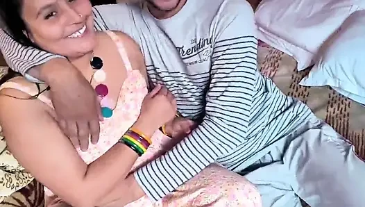 Güzel Hintli genç kız sikişiyor ve yarak emiyor ve vajinanın içine boşalıyor